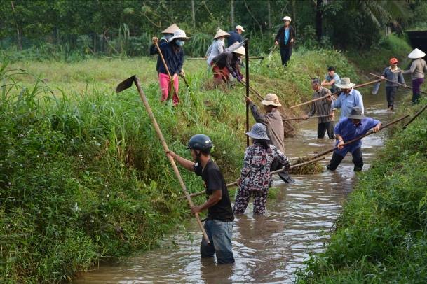 Sơn Tịnh ra quân nạo vét kênh mương phục vụ sản xuất Đông Xuân 2017 - 