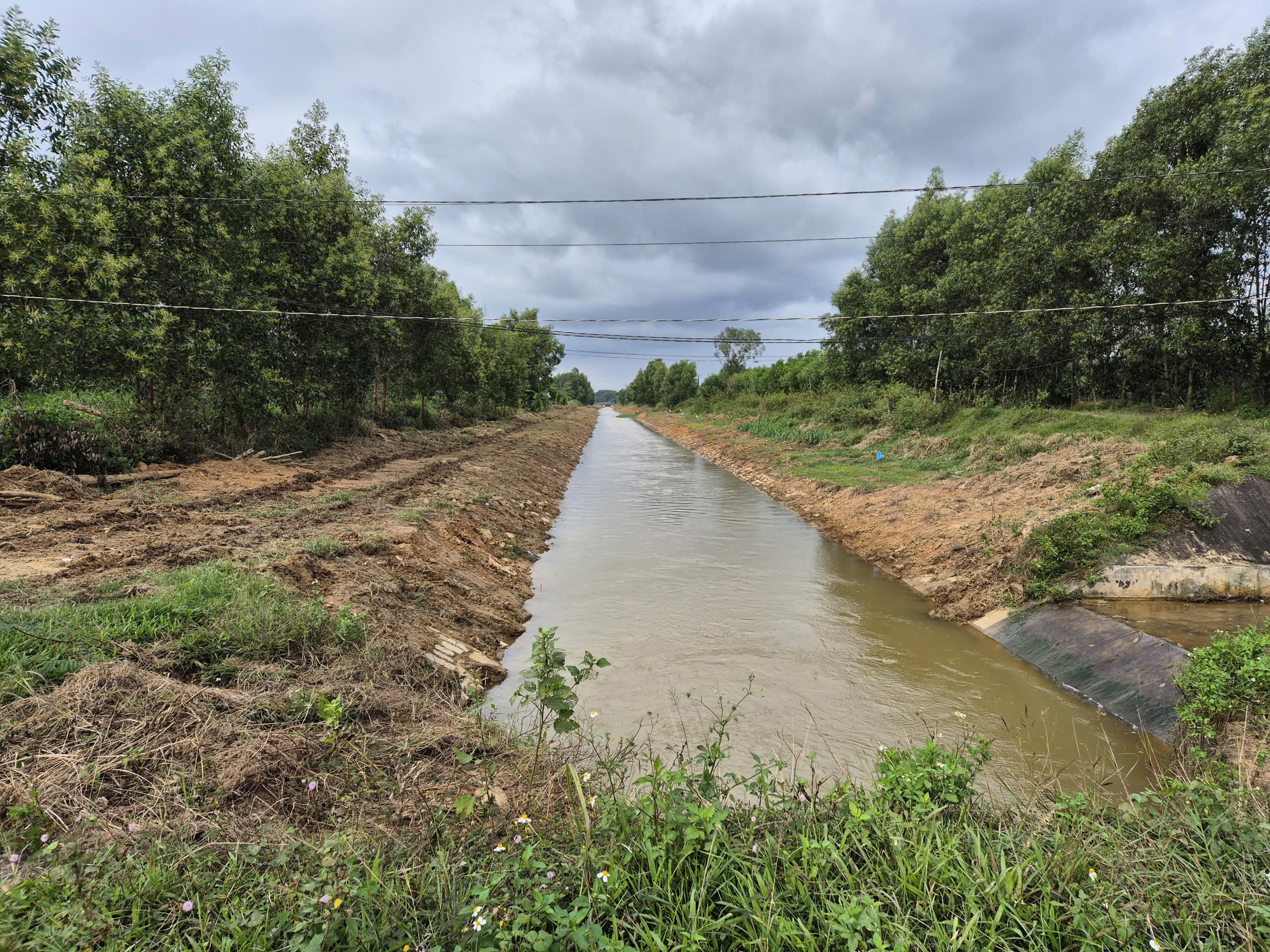 Thi công nạo vắt kênh B7 và cống lấy nước tại K13-420 kênh chính Bắc Thạch Nham-Công ty TNHH MTV Khai Thác Công Trình Thủy Lợi Quảng Ngãi